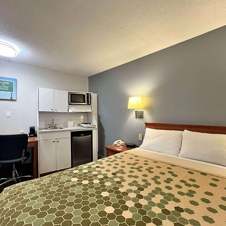 Econo Lodge Motel Village Калгари Экстерьер фото