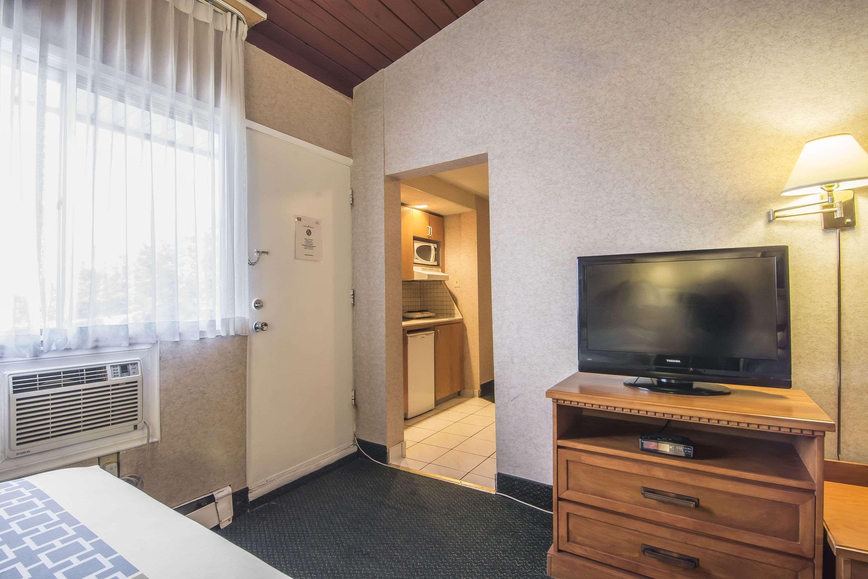 Econo Lodge Motel Village Калгари Экстерьер фото