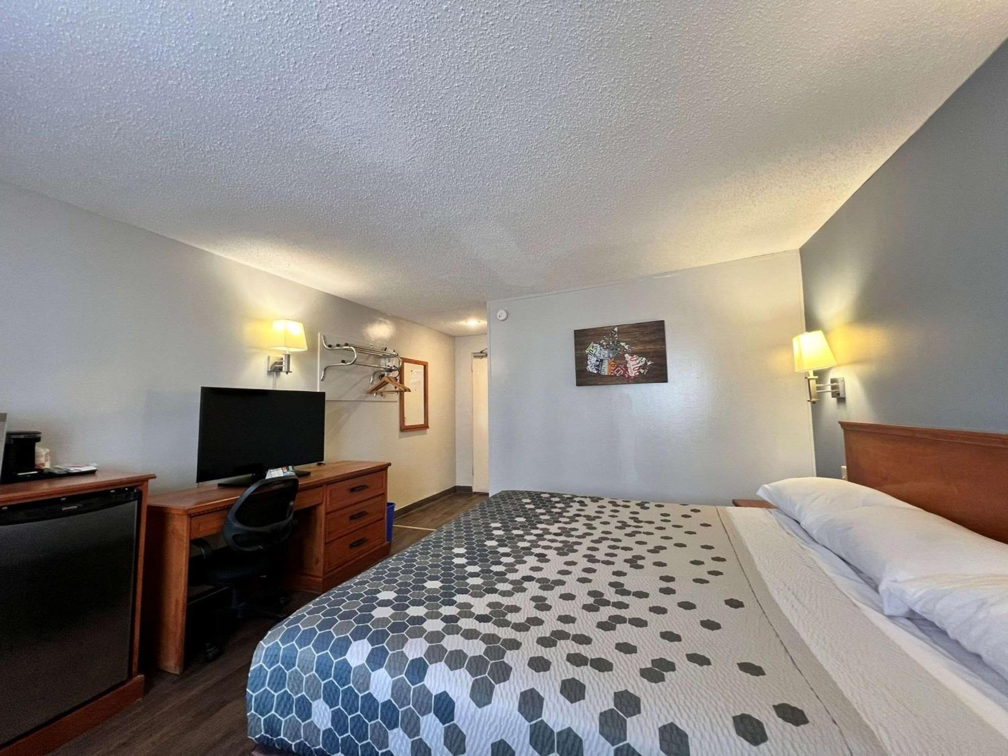 Econo Lodge Motel Village Калгари Экстерьер фото