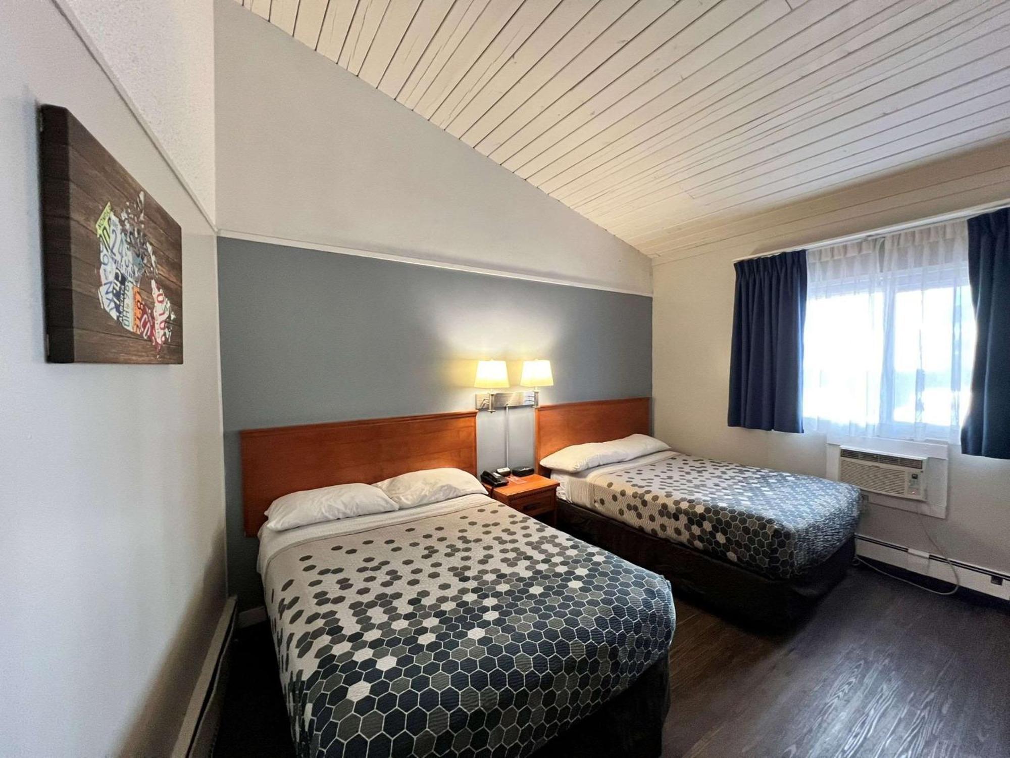 Econo Lodge Motel Village Калгари Экстерьер фото