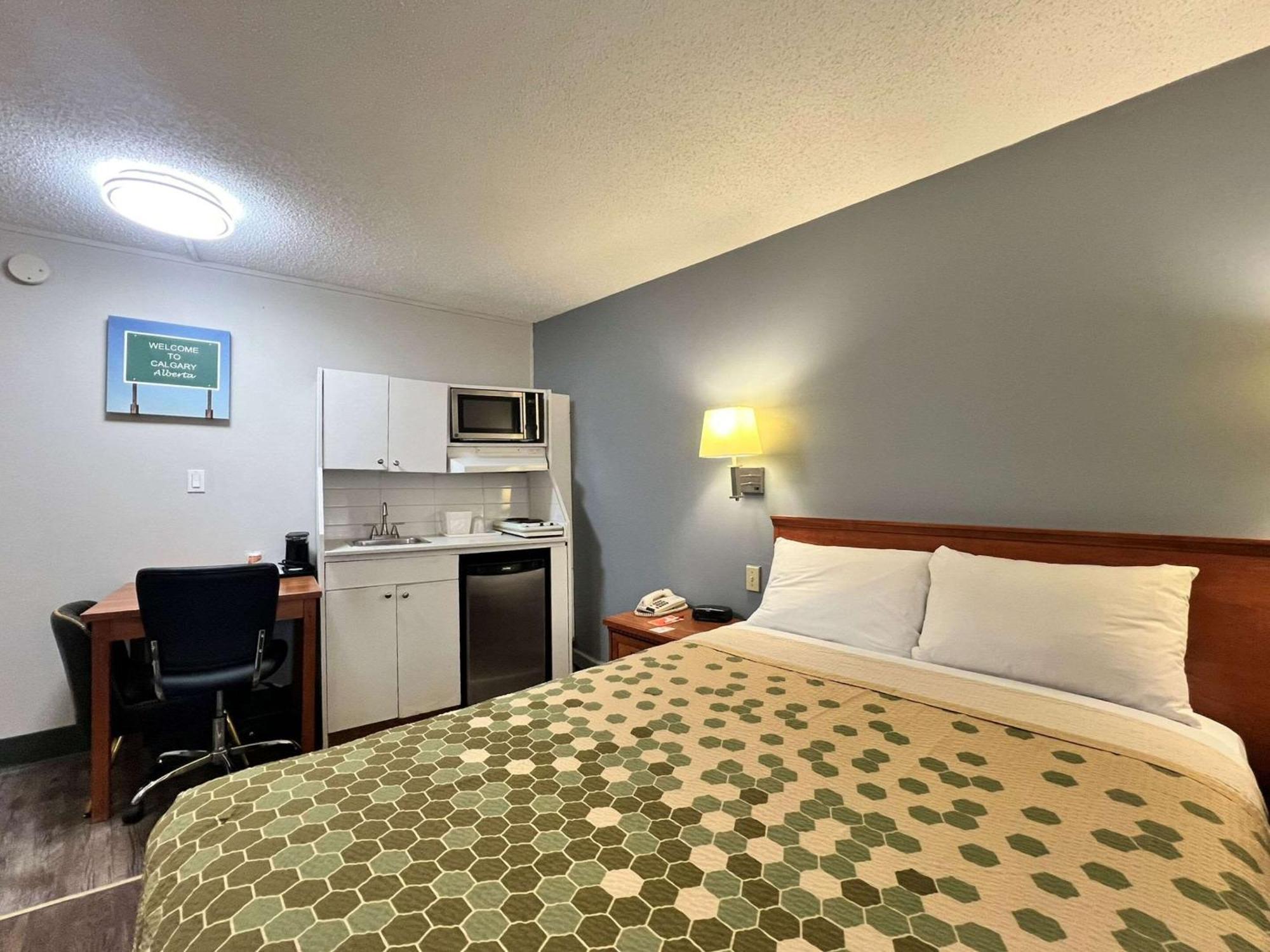 Econo Lodge Motel Village Калгари Экстерьер фото