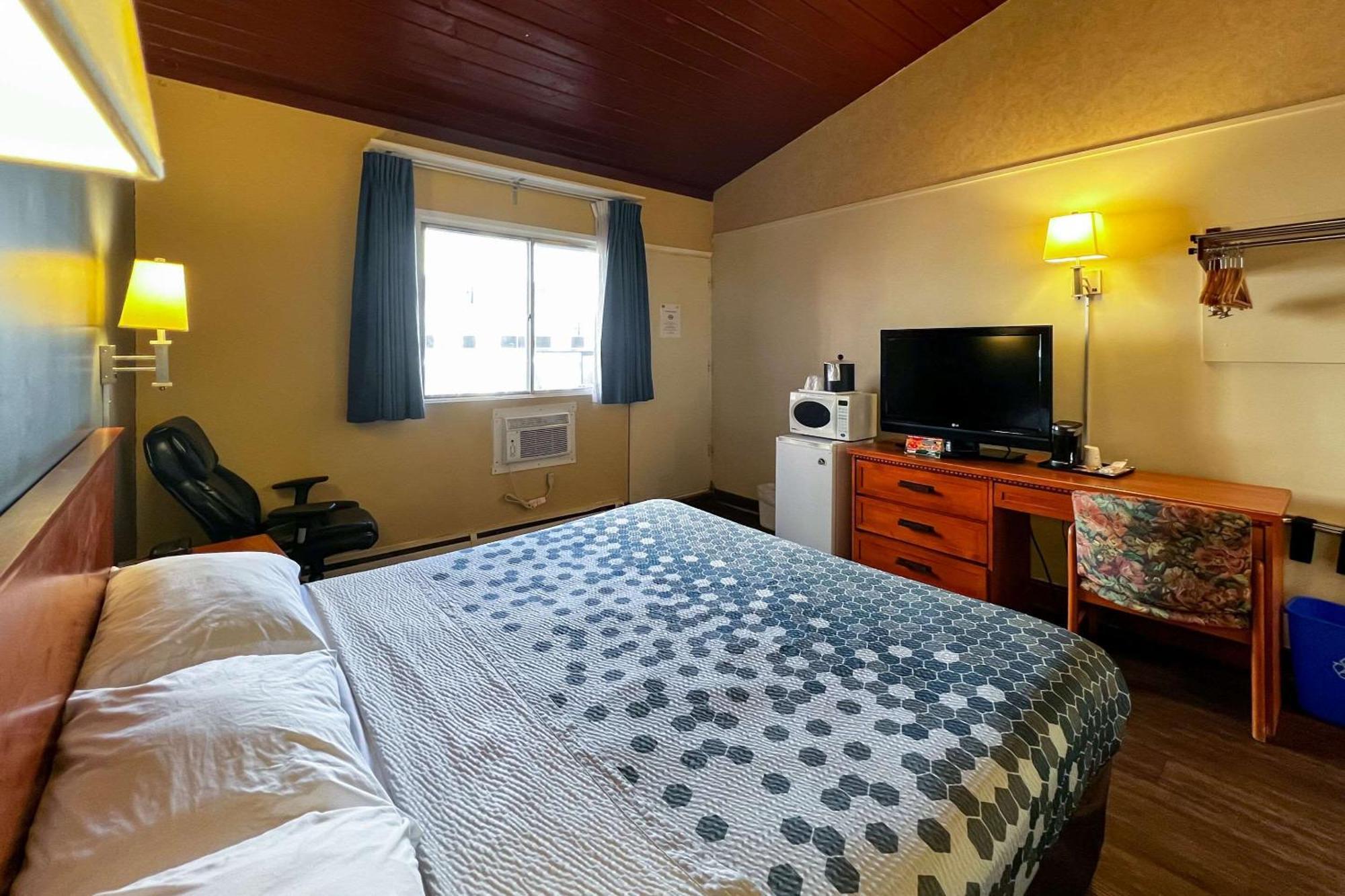 Econo Lodge Motel Village Калгари Экстерьер фото