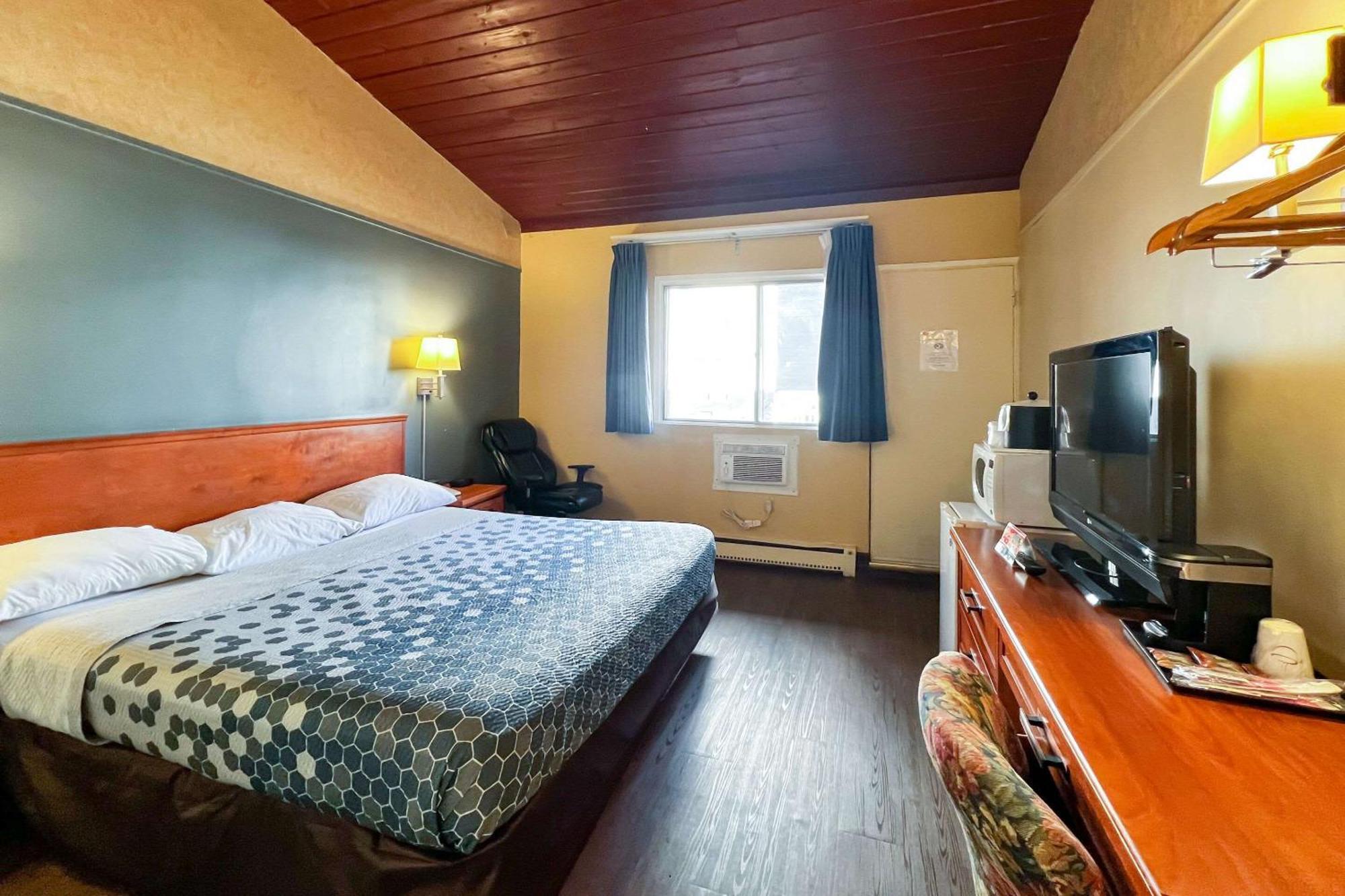 Econo Lodge Motel Village Калгари Экстерьер фото