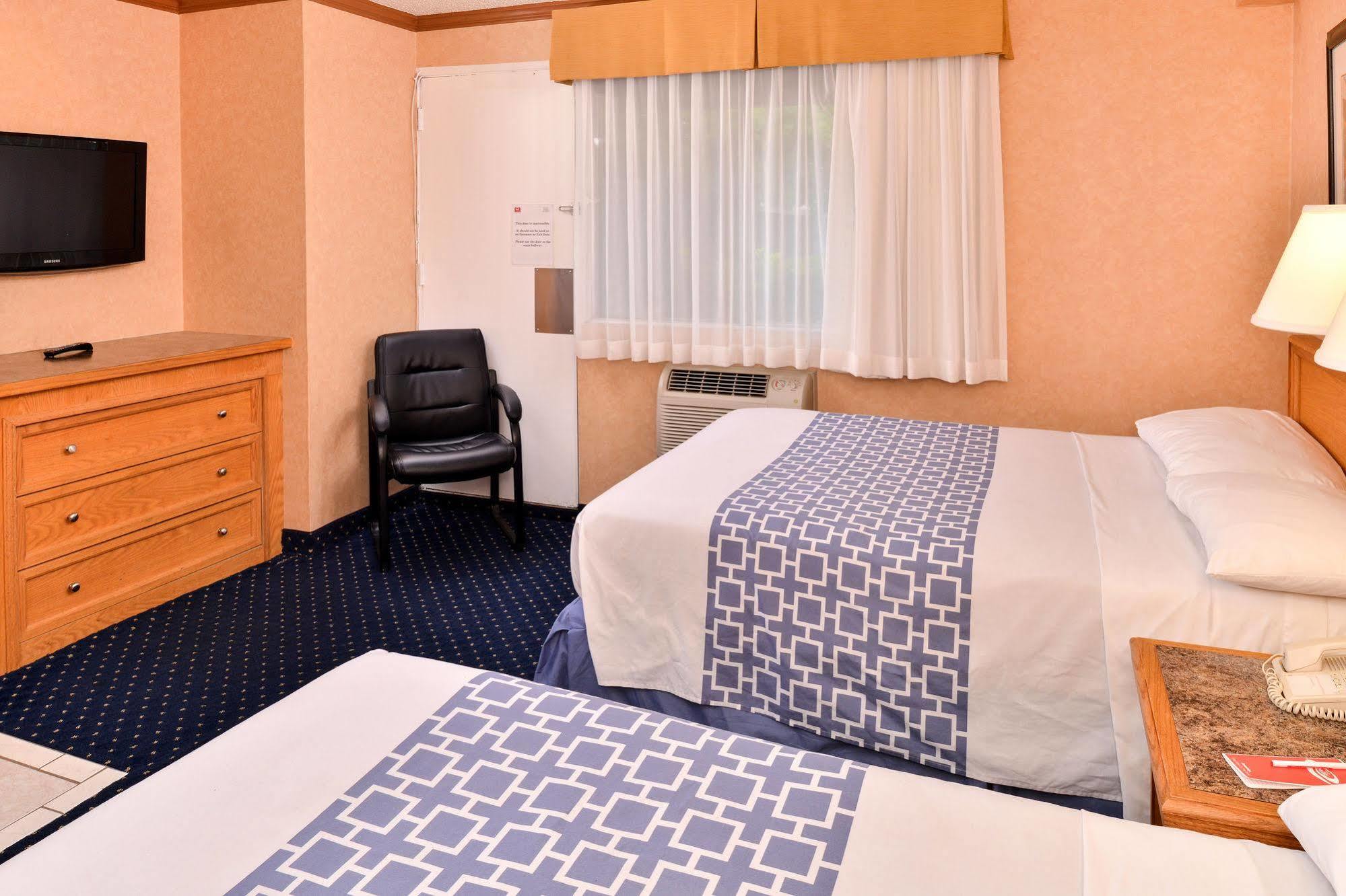 Econo Lodge Motel Village Калгари Экстерьер фото