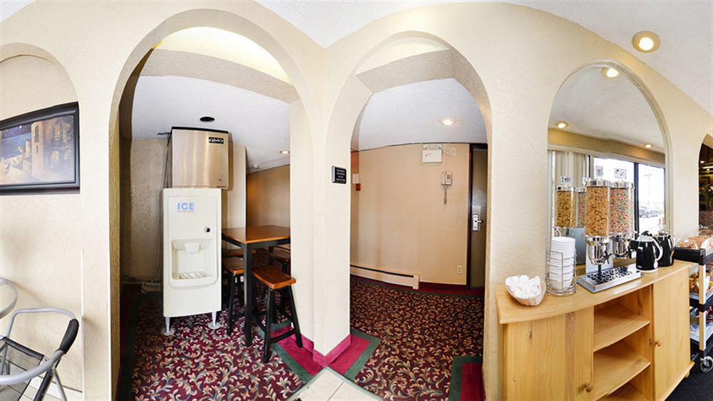 Econo Lodge Motel Village Калгари Экстерьер фото