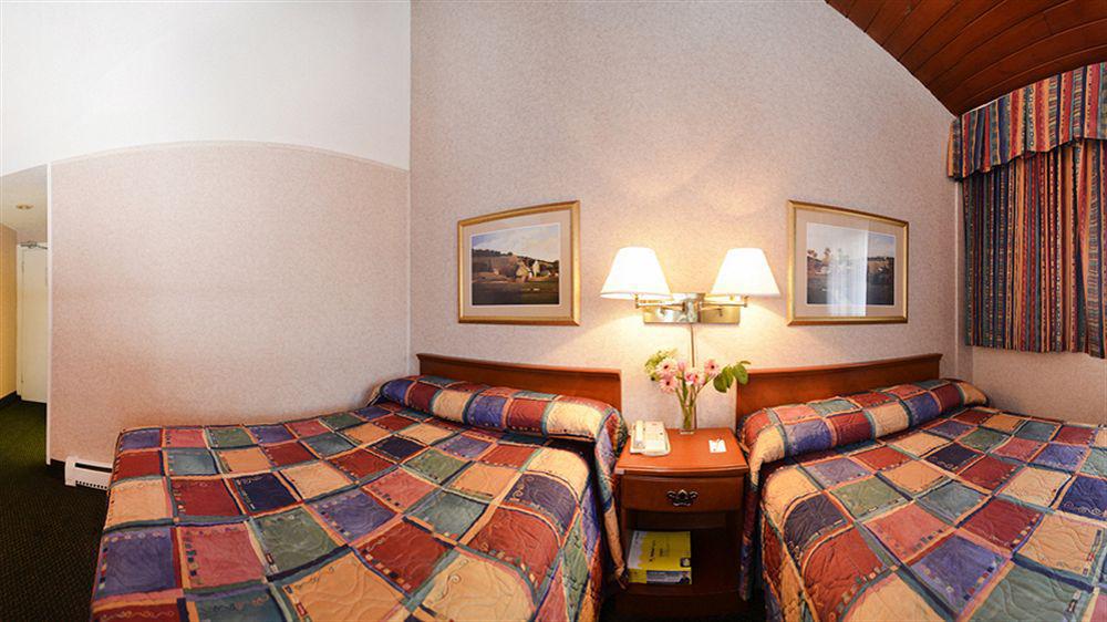 Econo Lodge Motel Village Калгари Экстерьер фото